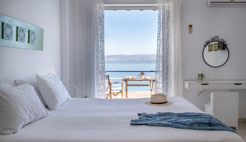 Estudio, 1 cama de matrimonio grande, vistas al mar, frente a la playa