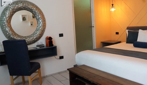 Habitación de lujo, 1 cama de matrimonio grande, baño privado, vistas a la piscina
