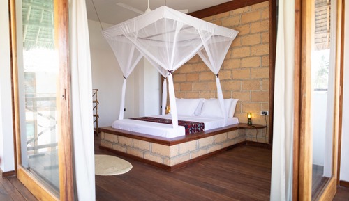 Suite Confort, bañera de hidromasaje, vistas a la piscina