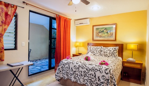 Economical Hotel Style Room with Queen bed & Bath With Shower 