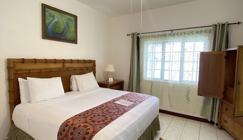 Habitación doble superior, 1 cama de matrimonio grande, vistas a la piscina, planta baja