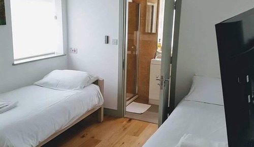 Habitación con 2 camas individuales, baño privado
