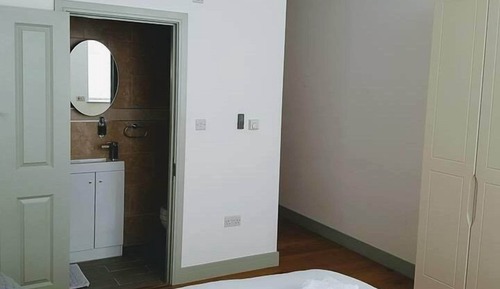 Habitación con 1 cama doble o 2 individuales, baño privado