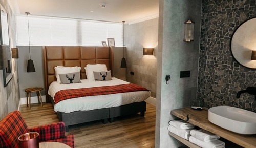 Habitación Signature doble, 1 cama de matrimonio grande, frigorífico y microondas