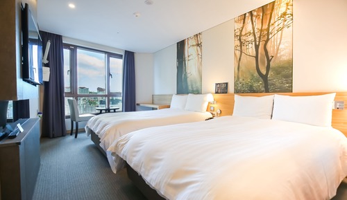 [Hot Sale] City Deluxe Double Twin Room - Room Only