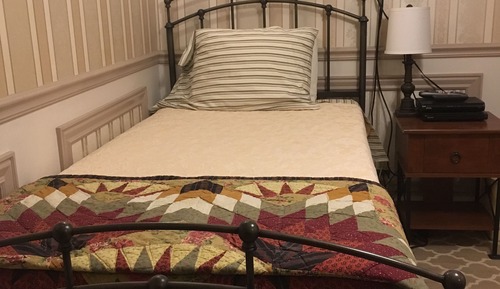 Economy Twin Room, 2 Twin Beds, Shared Bathroom, Mountain View, RM05