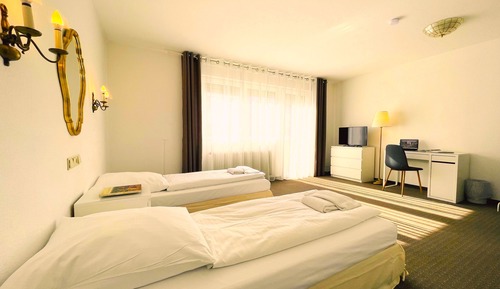 Habitación con 2 camas individuales, balcón