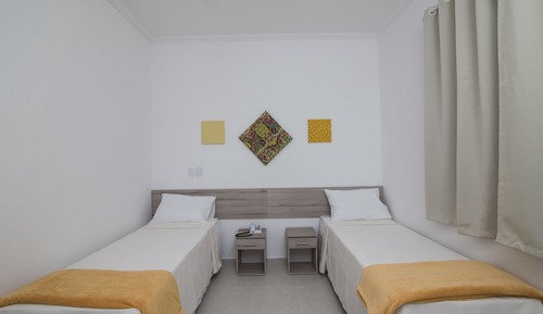 Habitación básica con 2 camas individuales