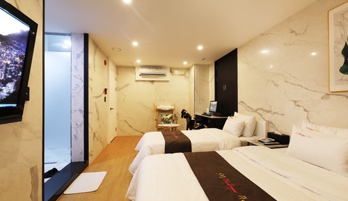 Room (Sweet, Check-in: Fri&Sun 8 PM, Sat 10 PM)