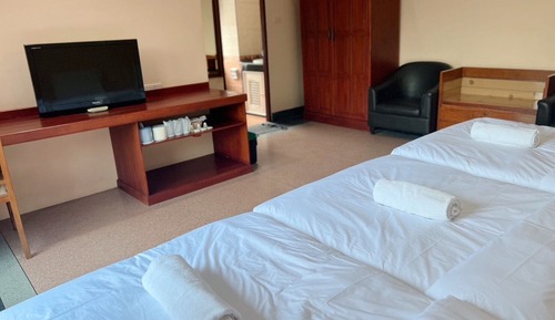Habitación familiar, varias camas, bañera, en esquina