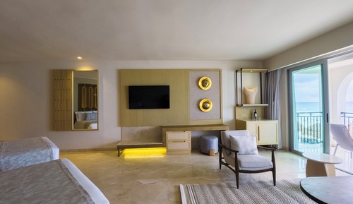 Royal Suite Double Hot Tub Beachfront