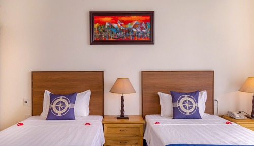 Habitación superior con 1 cama doble o 2 individuales, vistas al jardín