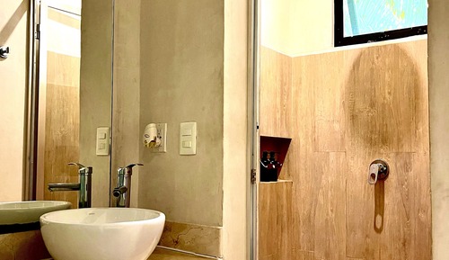 Habitación Deluxe doble, 1 cama de matrimonio grande con sofá cama, vistas a la piscina