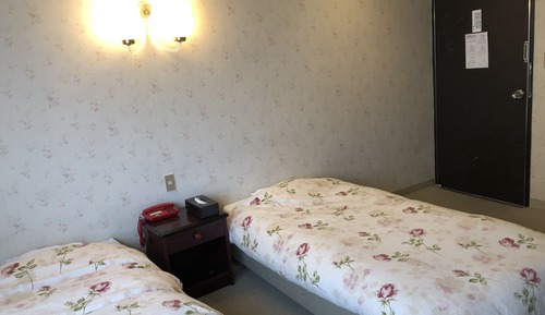 Habitación económica con 2 camas individuales, baño compartido