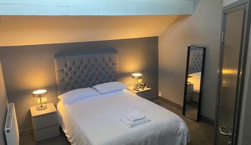 Apartamento básico, baño privado (Attic Room)