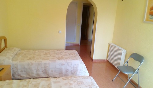 Habitación básica con 1 cama doble o 2 individuales