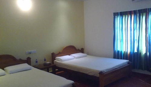 Habitación triple estándar, 2 camas dobles