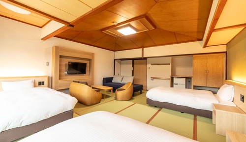 Habitación triple superior, no fumadores, vistas al río (Japanese-Style Bed, Shared Bathroom)