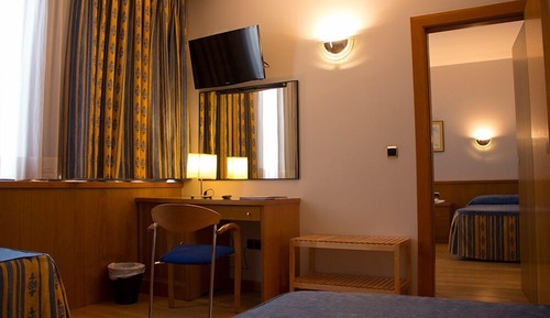 Habitación con una cama de matrimonio