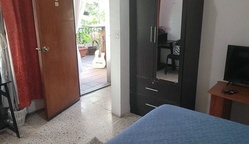 Habitación junior, 2 camas individuales, baño compartido, vistas al jardín