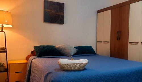 Habitación básica doble, 1 cama de matrimonio, baño compartido, vistas al jardín