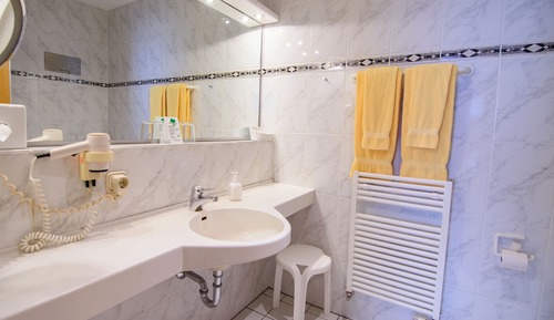 Habitación estándar doble, 1 cama de matrimonio grande, no fumadores, vistas a la montaña
