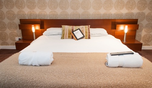 Habitación estándar doble, 1 cama de matrimonio grande con sofá cama