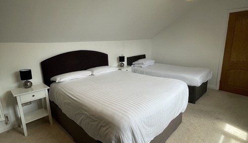 Habitación clásica con 1 cama doble o 2 individuales, baño privado