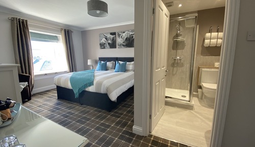Habitación superior con 1 cama doble o 2 individuales, vistas al jardín