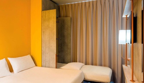 Habitación triple, varias camas