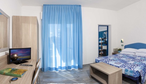 Habitación con 1 cama doble o 2 individuales, vistas parciales al mar