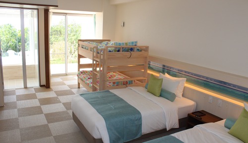 Habitación familiar, varias camas, vistas parciales al mar