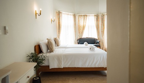 Habitación superior con 1 cama doble o 2 individuales, vistas al jardín