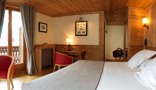 Habitación superior con 1 cama doble o 2 individuales, vistas a la montaña