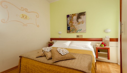 Habitación, habitaciones comunicadas, vistas parciales al mar