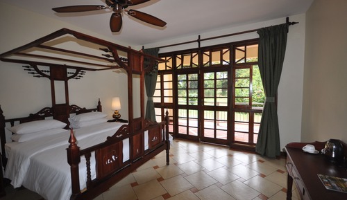Habitación superior, vistas a la piscina