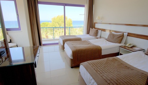 Habitación triple Deluxe, 1 habitación, balcón, vistas al mar