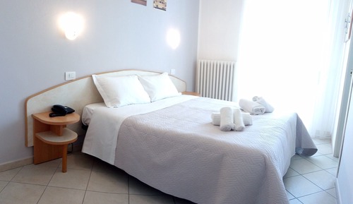 Habitación estándar con 1 cama doble o 2 individuales, balcón, vistas al jardín