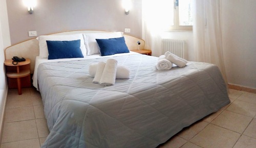 Habitación doble básica, planta baja, con ventana