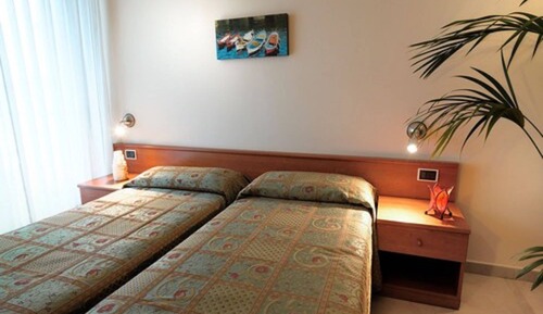 Habitación con 1 cama doble o 2 individuales, balcón