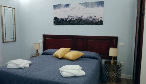 Habitación estándar con 1 cama doble o 2 individuales, vistas a la ciudad