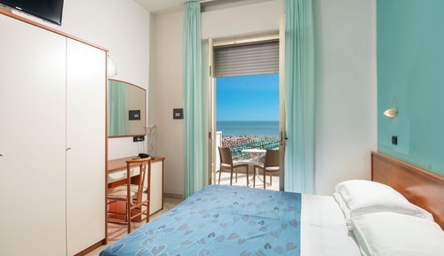 Habitación superior con 1 cama doble o 2 individuales, vistas al mar