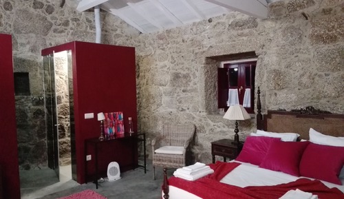 Habitación con 1 cama doble o 2 individuales, en la zona del jardín (LARANJEIRAS)