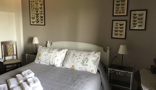 Apartamento familiar, 1 habitación, cocina básica, en una planta alta