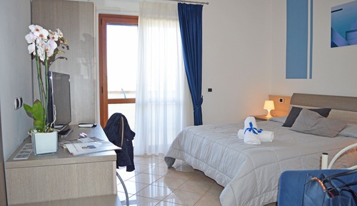 Habitación triple estándar, balcón