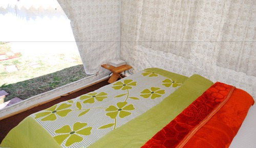 Tienda ejecutiva, 1 cama doble, baño compartido, vistas a la colina