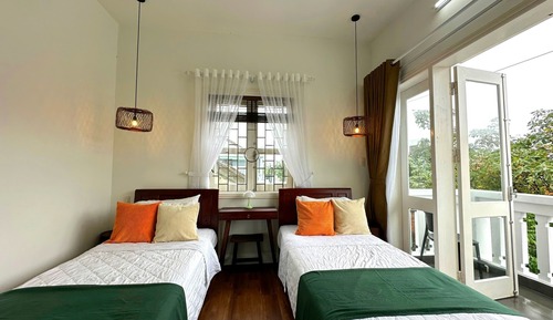 Habitación Deluxe con 2 camas individuales, balcón, vistas a la ciudad