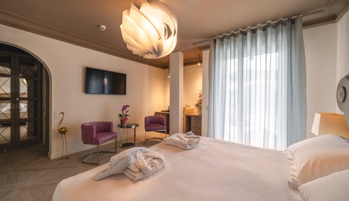Deluxe King Room