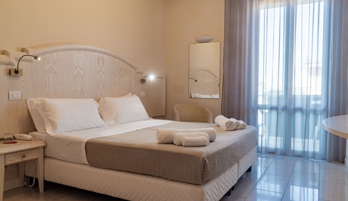 Queen room