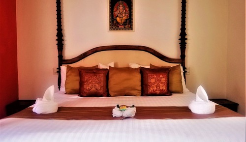 Habitación de diseño, 1 cama de matrimonio grande, baño privado, en la zona del patio